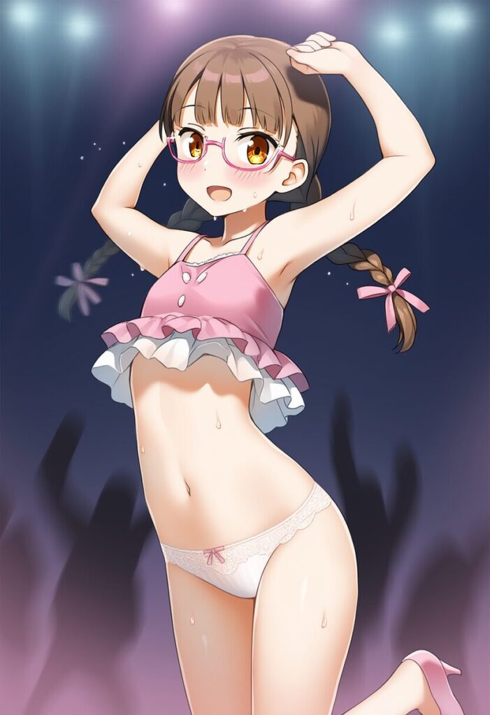 メガネおさげ女子はパフォーマンス中にジャンプしてパンツを晒す。