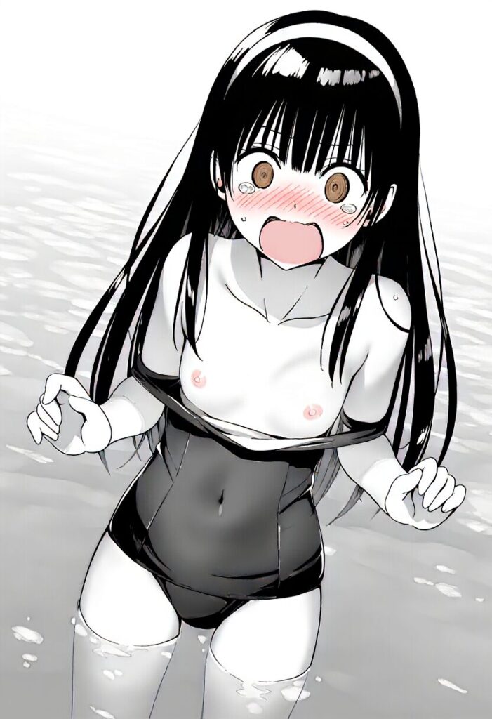 ヘアバンドで長い髪を束ねた女子の水着が破れておっぱい丸見え