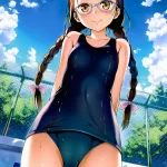プールサイドに立つ夜月たかねはスクール水着きてる